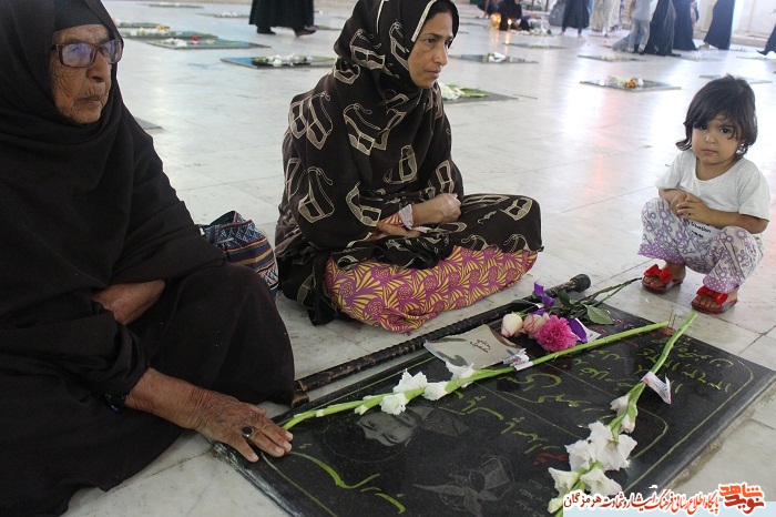 گلباران گلزار ملکوتی شهدای بندرعباس در آئین گلباران گلزار ملکوتی شهدای بندرعباس در آئین