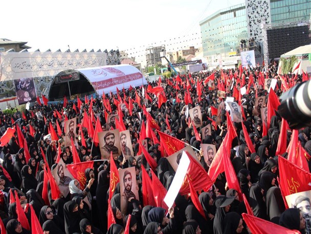 لحظه به لحظه با پیکر شهید حججی: حضور رهبر انقلاب در کنار پیکر شهید حججی/ پیکر شهید حججی وارد میدان امام حسین شد/ مراسم از دقایقی دیگر آغاز می شود