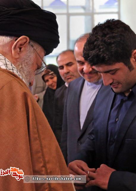 کرنش ورزشکار پهلوان «علی رضا کریمی » در مقابل شهدا کرنش ورزشکار پهلوان «علی رضا کریمی » در مقابل شهدا