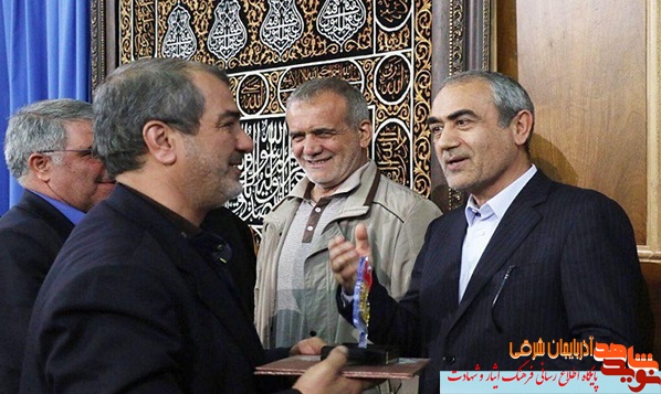 تصاویر/ تجلیل از مقام 4 خانواده سه شهیده در نماز جمعه تبریز تصاویر/ تجلیل از مقام 4 خانواده سه شهیده در نماز جمعه تبریز