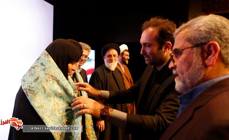 جشنواره رسم سرخ جولانگاه کسانی بود که ایثار را به تصویر کشیدند جشنواره رسم سرخ جولانگاه کسانی بود که ایثار را به تصویر کشیدند
