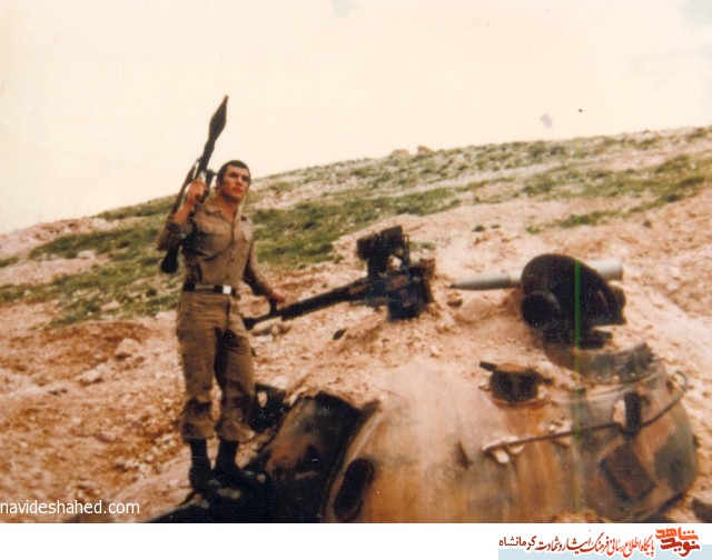 مزدوران بعثی در اسارات با سنگ از او پذیرایی کردند مزدوران بعثی در اسارات با سنگ از او پذیرایی کردند