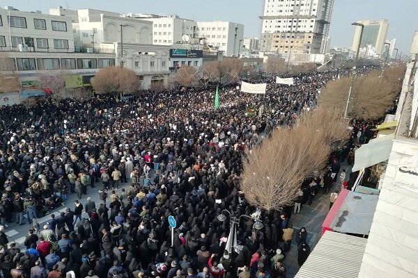 همراه با کاروان بدرقه سردار دل‌ها/ پیکر سرباز وطن در آغوش میهن اسلامی