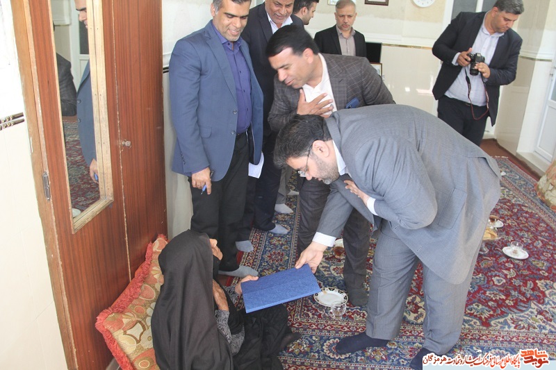 مدیر کل بنیاد شهید و امور ایثارگران هرمزگان با خانواده شهدا دیداری تازه کرد مدیر کل بنیاد شهید و امور ایثارگران هرمزگان با خانواده شهدا دیداری تازه کرد