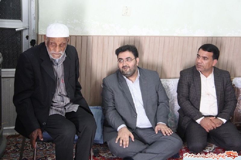 مدیر کل بنیاد شهید و امور ایثارگران هرمزگان با خانواده شهدا دیداری تازه کرد مدیر کل بنیاد شهید و امور ایثارگران هرمزگان با خانواده شهدا دیداری تازه کرد