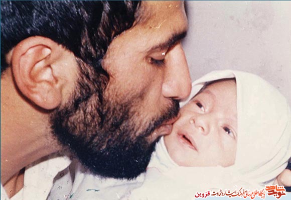 بیبین! به من مِخَندَه!