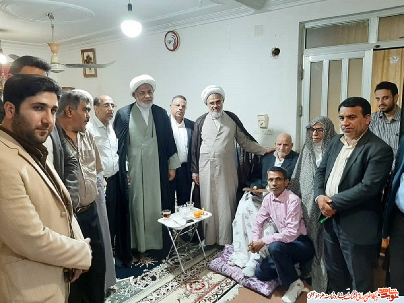 دیدار مدیر کل بنیاد شهید و امور ایثارگران استان هرمزگان به همراه امام جمعه و نماینده ولی فقیه هرمزگان با خانواده شهدا