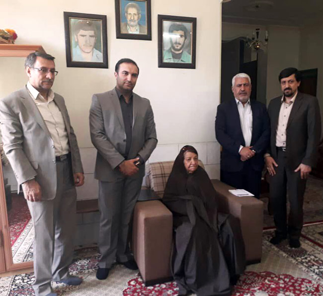 مدیرکل اسناد و انتشارات بنیاد شهید با خانواده شهیدان جهانگیری دیدار کرد مدیرکل اسناد و انتشارات بنیاد شهید با خانواده شهیدان جهانگیری دیدار کرد