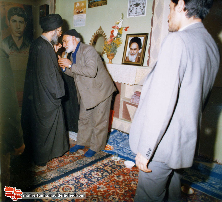 عکس ماندگار؛ حضور مقام معظم رهبری در منزل شهید «کلب الحسینی» در فروردین ماه 65 عکس ماندگار؛ حضور مقام معظم رهبری در منزل شهید «کلب الحسینی» در فروردین ماه 65