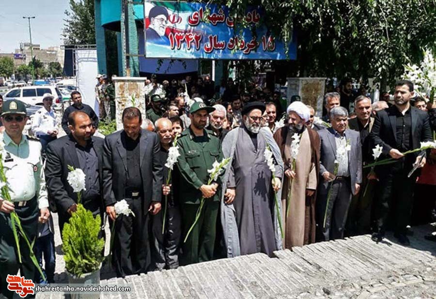 قرچک/ گلباران محل شهادت شهدای 15 خرداد 42 قرچک/ گلباران محل شهادت شهدای 15 خرداد 42