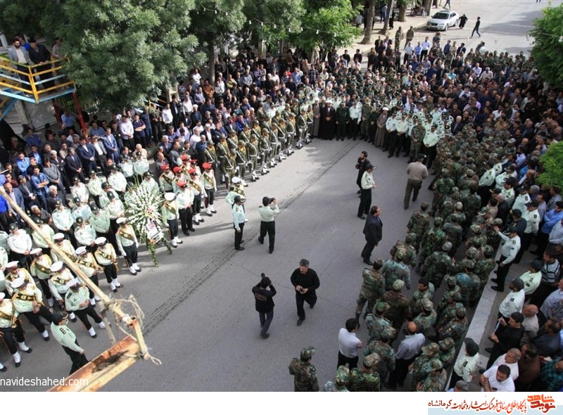 پیکر شهید «کوروش حاجیمرادی» در اسلامآباد غرب تشییع شد پیکر شهید «کوروش حاجیمرادی» در اسلامآباد غرب تشییع شد