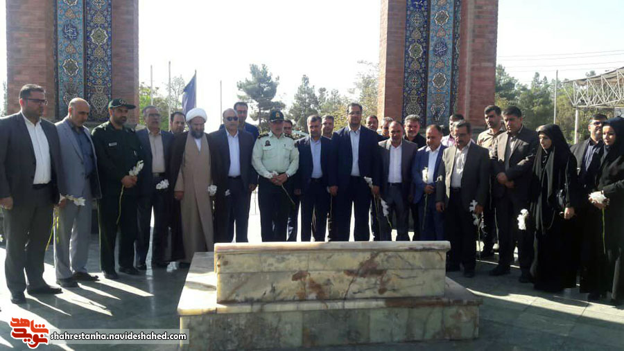 گلزار شهدای گمنام قرچگ گلباران شد گلزار شهدای گمنام قرچگ گلباران شد
