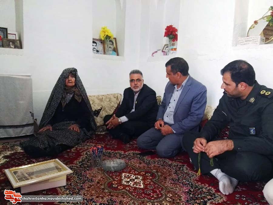 دیدار مسئولان با مادر شهید پزشک «احمد خلیل ارجمندی» دیدار مسئولان با مادر شهید پزشک «احمد خلیل ارجمندی»