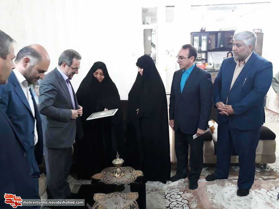 دیدار استاندار تهران با خانواده شهید «فریبرز امیرکاویانی» دیدار استاندار تهران با خانواده شهید «فریبرز امیرکاویانی»