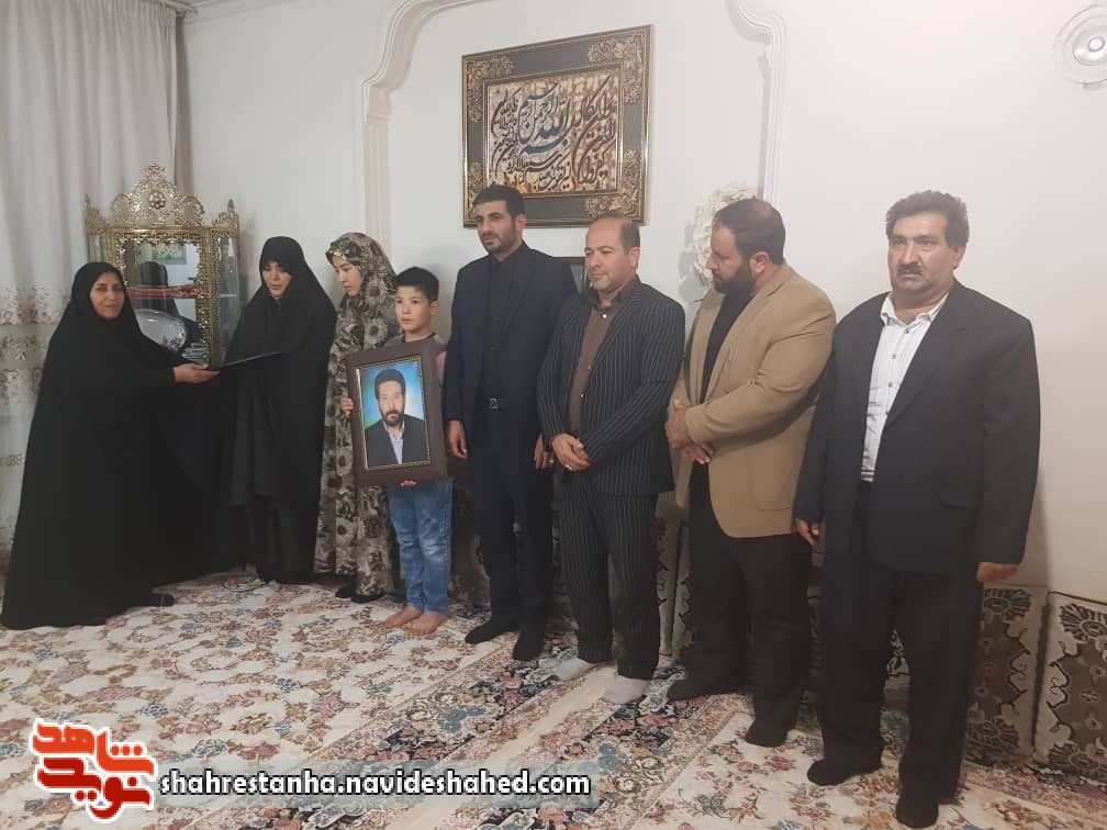 عکس| دیدار رئیس جمعیت ایثارگران کشور با خانواده شهدای شهرستان ورامین عکس| دیدار رئیس جمعیت ایثارگران کشور با خانواده شهدای شهرستان ورامین