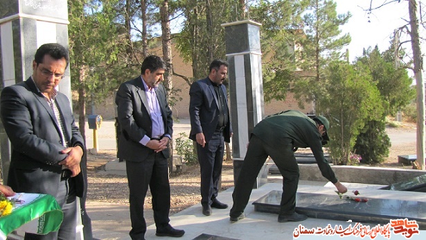 در هفته دفاع مقدس گلزار شهدای مهدیشهر گلباران شد