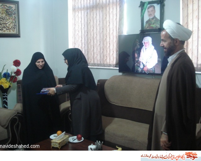 مدیرکل کتابخانه های عمومی استان کرمانشاه از خانواده شهید مدافع حرم «خیراله احمدی فر» تجلیل کرد مدیرکل کتابخانه های عمومی استان کرمانشاه از خانواده شهید مدافع حرم «خیراله احمدی فر» تجلیل کرد