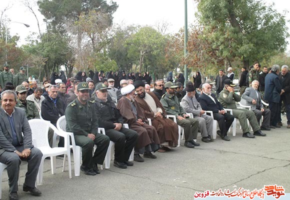 مسئولان آبیک، گلزار شهدا را گلباران کردند مسئولان آبیک، گلزار شهدا را گلباران کردند
