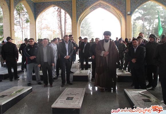 مسئولان آبیک، گلزار شهدا را گلباران کردند مسئولان آبیک، گلزار شهدا را گلباران کردند