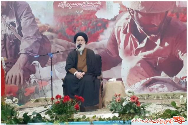 انقلاب مدیون خون شهدای است انقلاب مدیون خون شهدای است