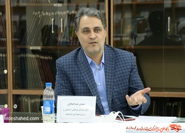 کاشی های منقش به نام شهدا درب منزل خانواده شهدا در کرمانشاه نصب می شود