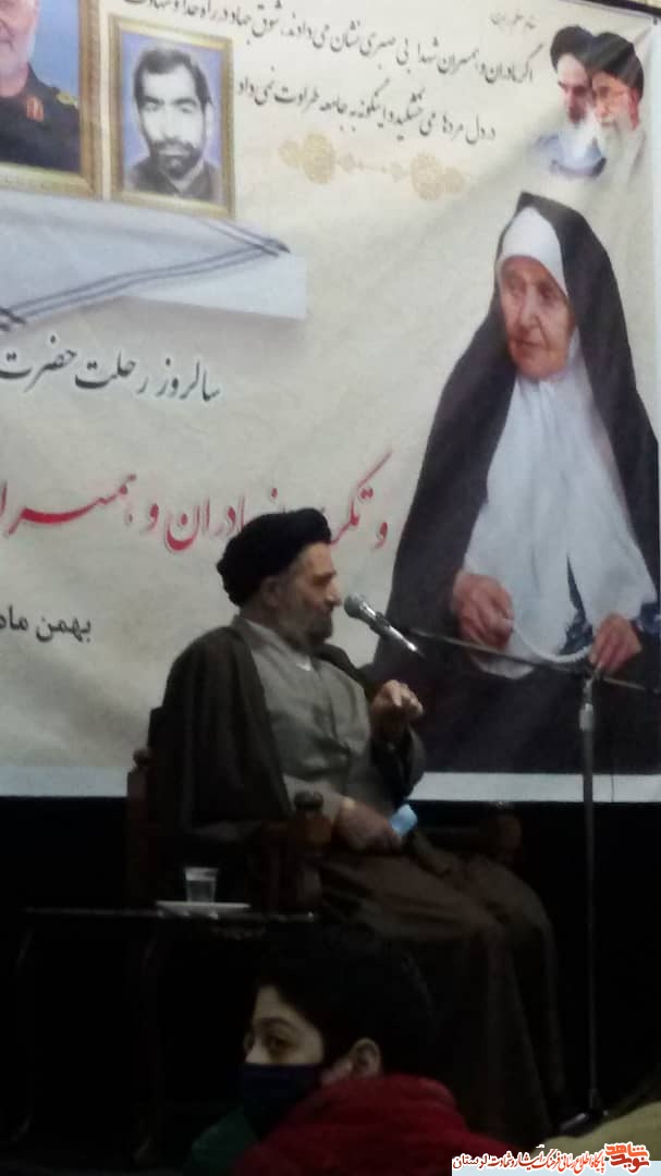 لوح معاون فرهنگی و آموزشی بنیاد شهید، برای تقدیر از ۳۵ شهید کوی ایثار شهرستان بروجرد