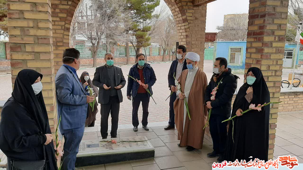 فرزندان شهدا مزار پدرانشان را گلباران کردند فرزندان شهدا مزار پدرانشان را گلباران کردند