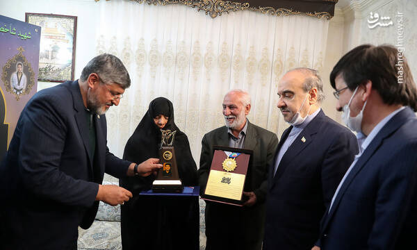 تندیس قهرمان ماندگار به خانواده شهید شاخص ورزش کشور