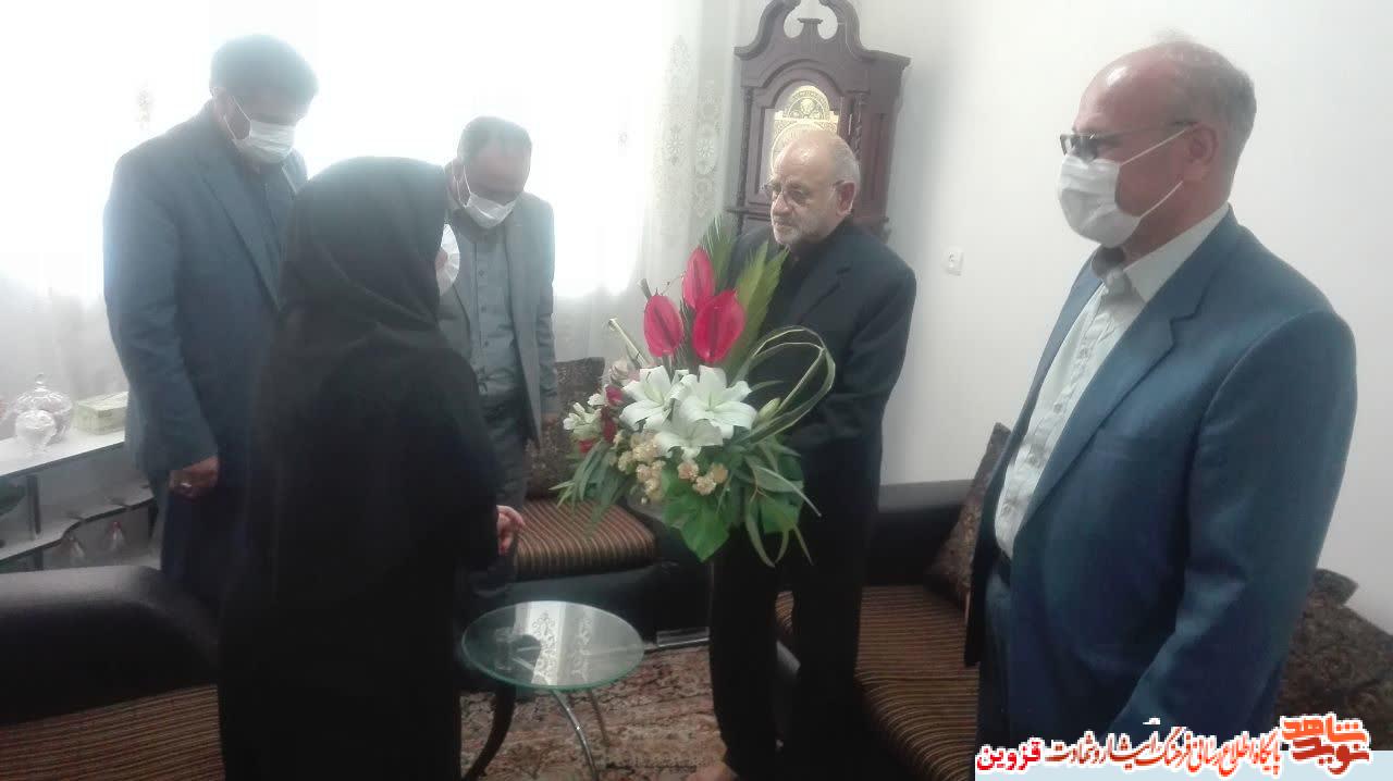 تکریم خانوادههای شهدا پاسداشت فرهنگ ایثار و شهادت است تکریم خانوادههای شهدا پاسداشت فرهنگ ایثار و شهادت است