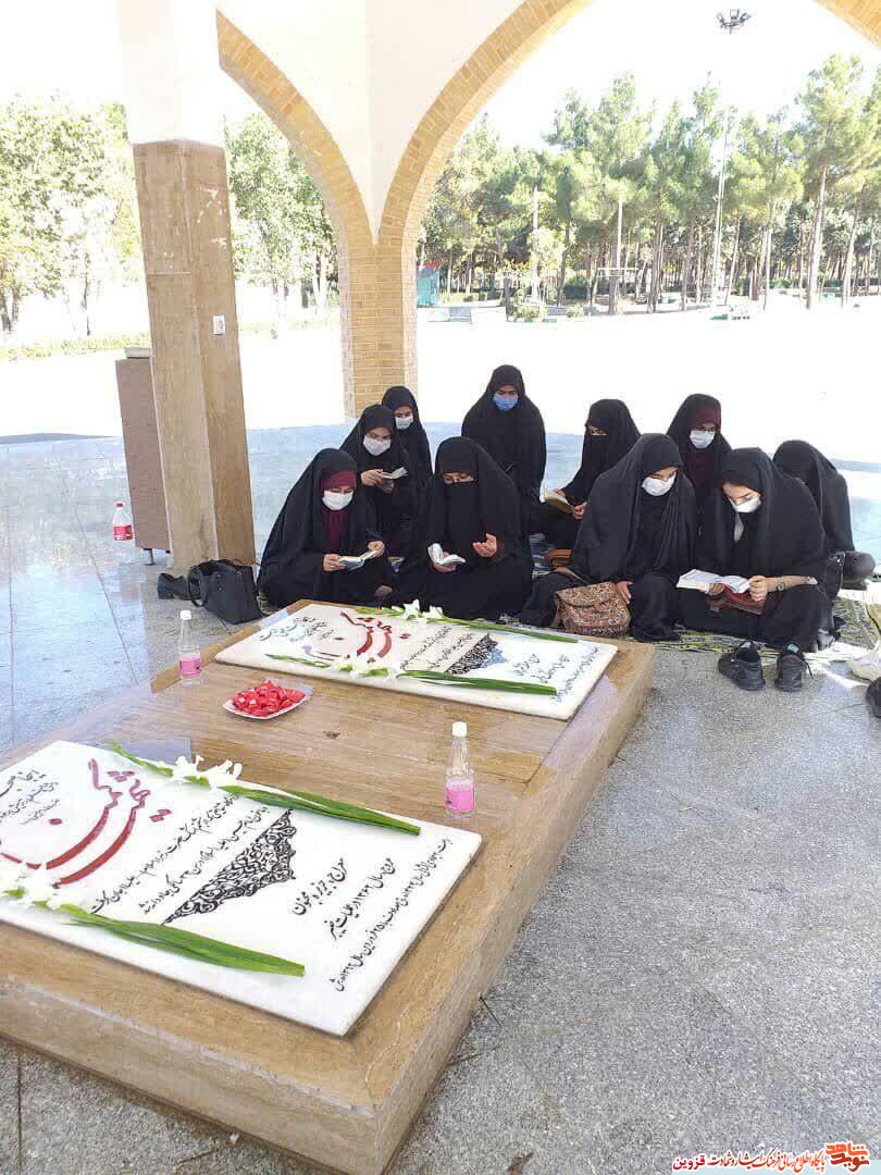 دانشآموزان بسیجی به مقام شهدای آبیک ادای احترام کردند دانشآموزان بسیجی به مقام شهدای آبیک ادای احترام کردند