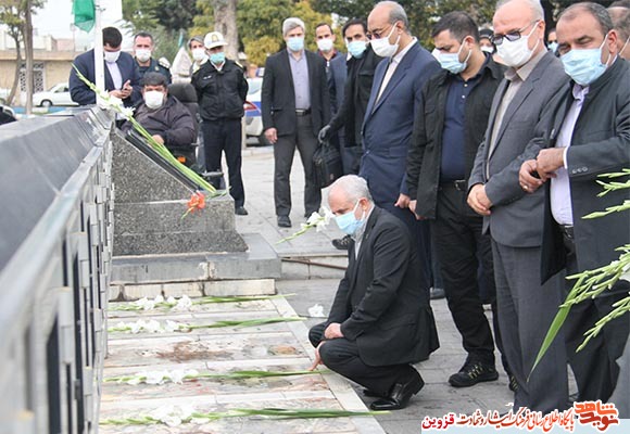 معاون رییسجمهور و رییس بنیاد به مقام شهدای قزوين ادای احترام كرد معاون رییسجمهور و رییس بنیاد به مقام شهدای قزوين ادای احترام كرد