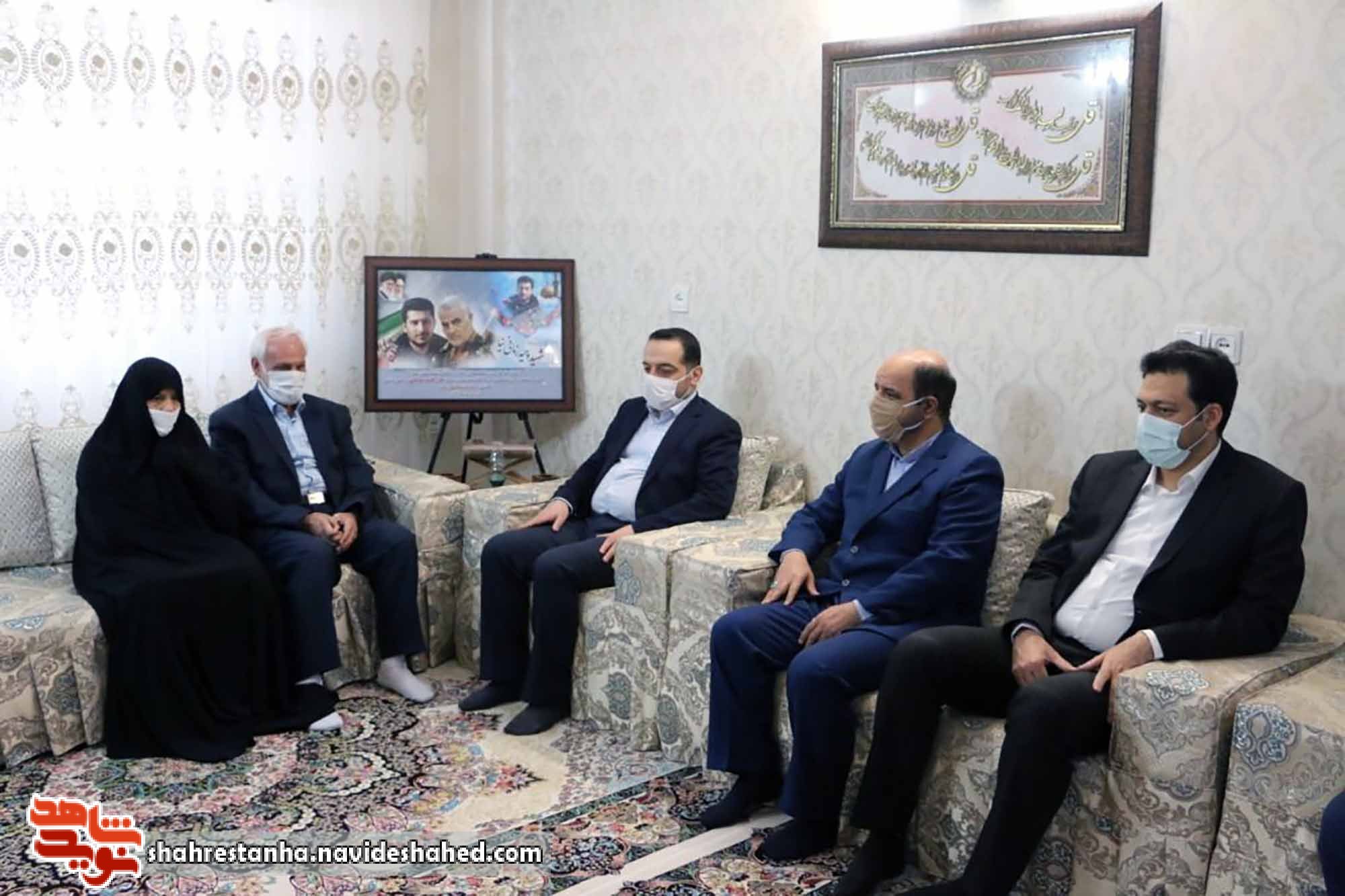 رئیس سازمان مدیریت و بدنامه ریزی استان تهران با خانواده شهید زمانی نیا دیدار کرد رئیس سازمان مدیریت و بدنامه ریزی استان تهران با خانواده شهید زمانی نیا دیدار کرد