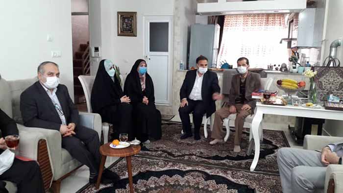 دیدار فرمانده حوزه شهدای اصناف ری با خانواده شهدای مدافع حرم دیدار فرمانده حوزه شهدای اصناف ری با خانواده شهدای مدافع حرم