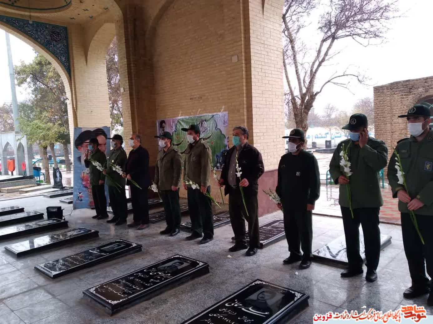 گلزار شهدای تاکستان غبارروبی و گلباران شد گلزار شهدای تاکستان غبارروبی و گلباران شد