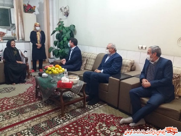 استاندار کرمان با مادر شهیدان استاندار کرمان با مادر شهیدان