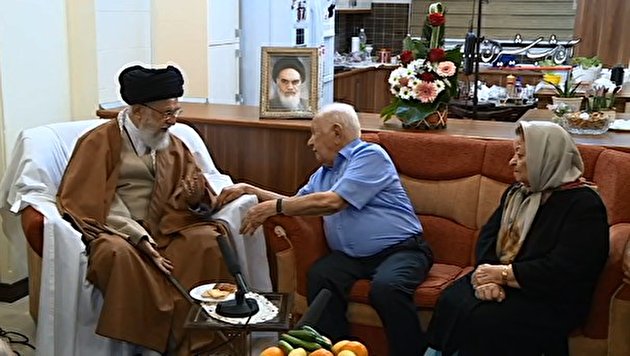 فیلمی از دیدار صمیمی رهبر انقلاب با خانواده شهید مسیحی 