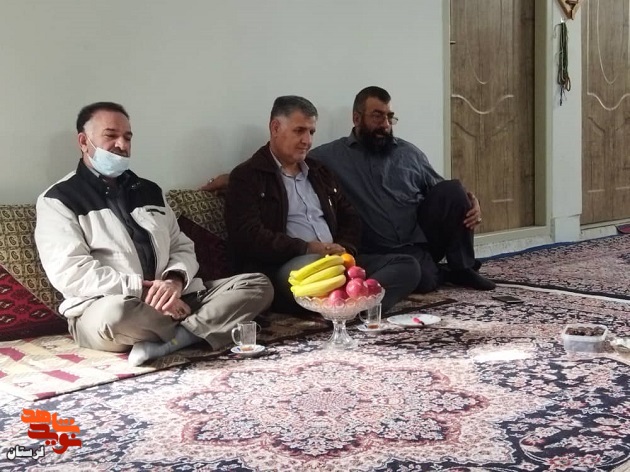 گزارش تصویری/ دیدار مدیرکل بنیاد شهید لرستان با مادر شهیدان «اصغر و رسول زیودار»