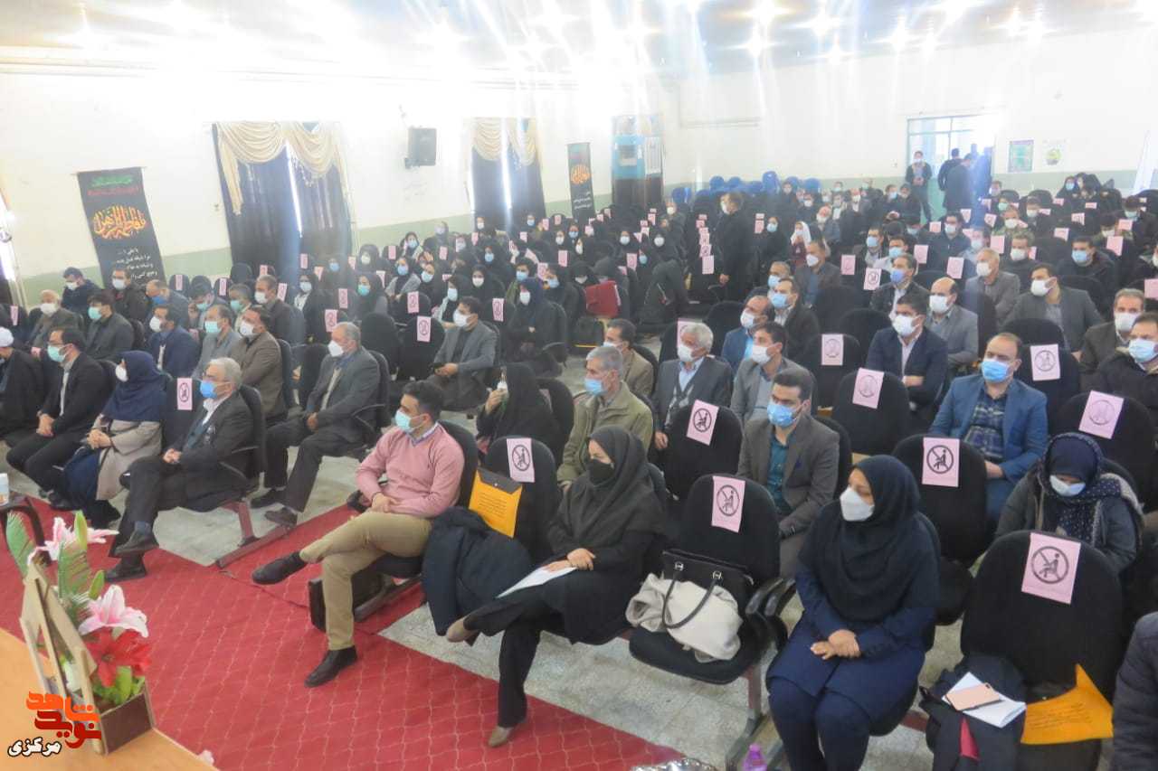 تجلیل از خانواده شهدای مدافع سلامت در چهارمین مجمع سلامت شهرستان خنداب
