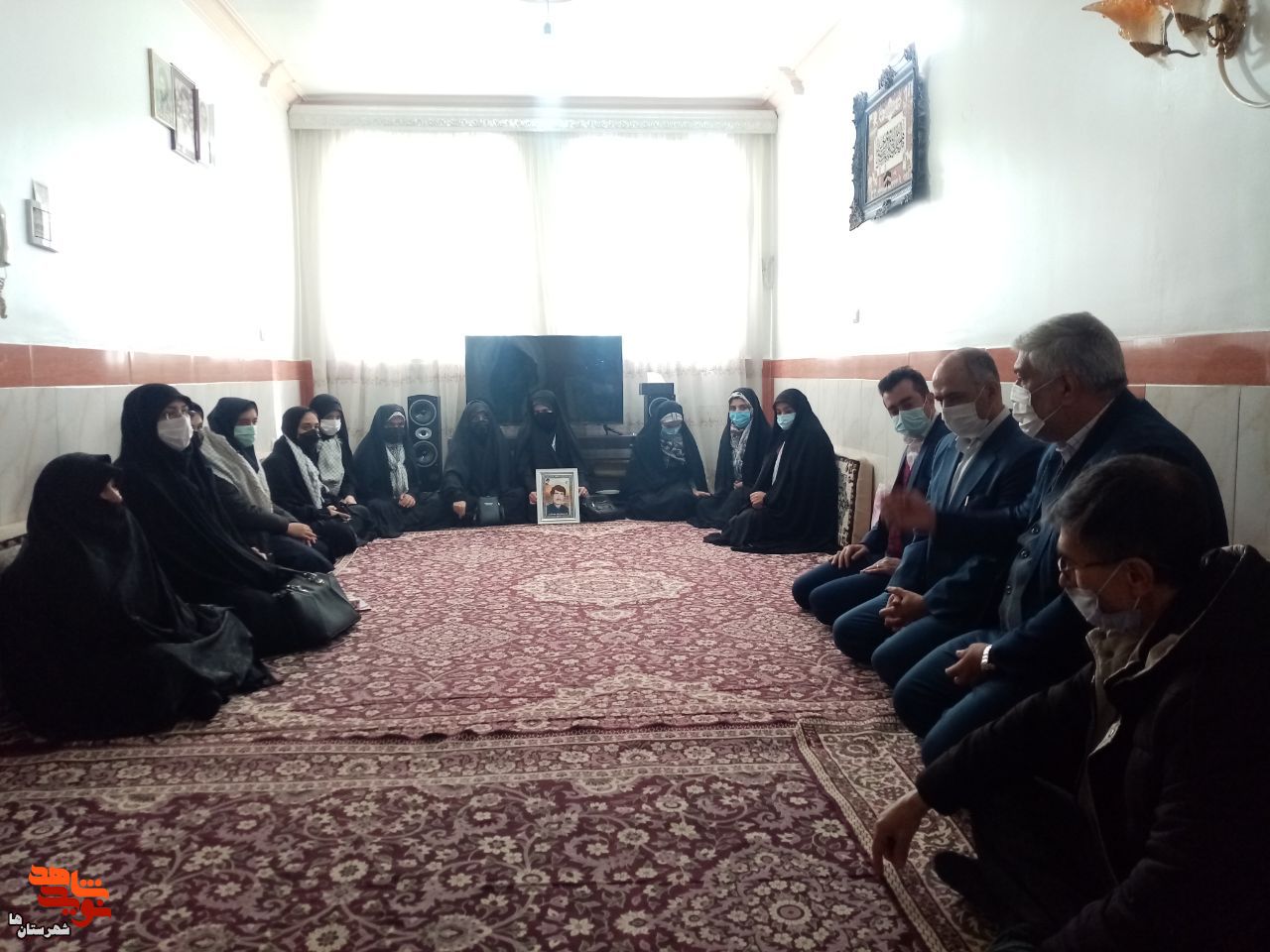 دانش آموزان ناحیه ٢ با همسر شهید علیاری دیدار کردند+عکس