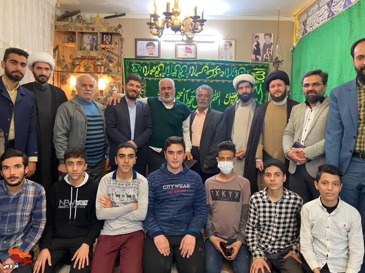 خیران و خانواده‌های شهدا از جانباز «فاضلی» تجلیل کردند