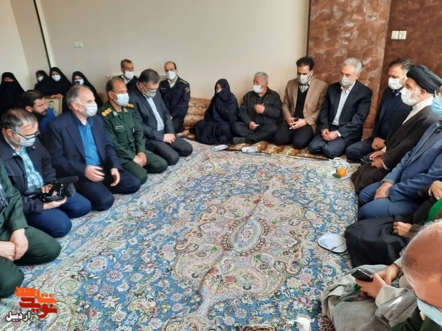 گزارش تصویری | خانواده شهید اردبیلی پس از گذشت30 سال مزار شهیدشان را زیارت کردند