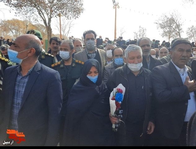 گزارش تصویری | خانواده شهید اردبیلی پس از گذشت30 سال مزار شهیدشان را زیارت کردند