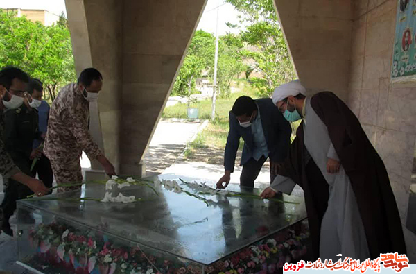 مزار شهدای گمنام قزوین گلباران شد مزار شهدای گمنام قزوین گلباران شد