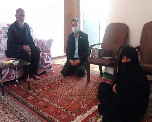 دیدار با خانواده شهدا موجب عزت و پالایش روح انسان می‌شود