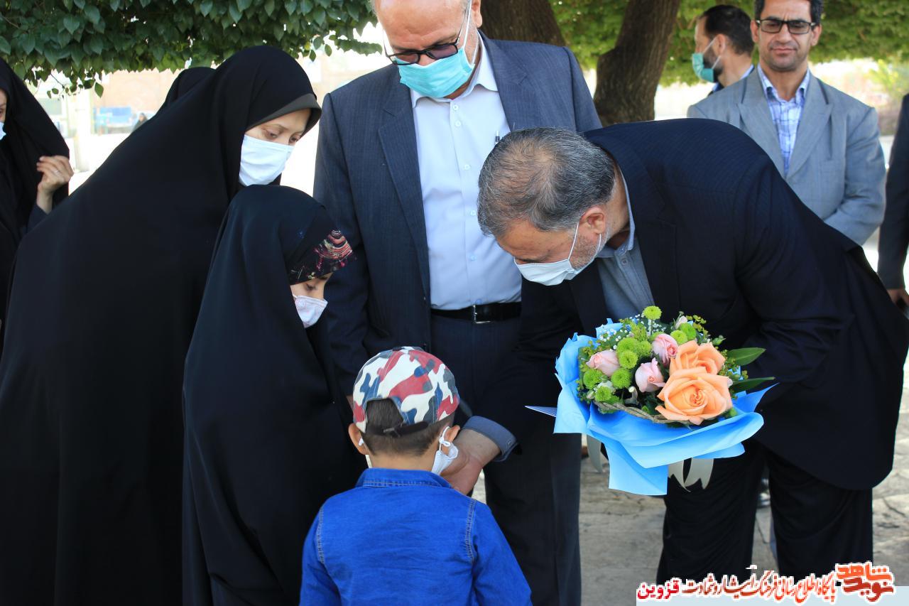 معاون فرهنگی و آموزشی بنیاد شهید، به مقام شهدای قزوین ادای احترام کرد معاون فرهنگی و آموزشی بنیاد شهید، به مقام شهدای قزوین ادای احترام کرد