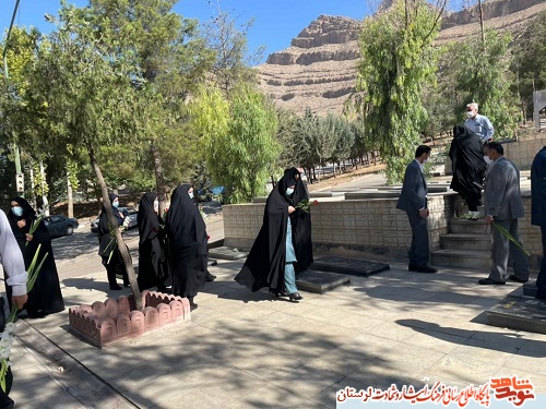 گزارش تصویری/ غبارروبی مزار شهدای دختر خرم آباد