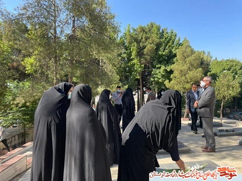 گزارش تصویری/ غبارروبی مزار شهدای دختر خرم آباد
