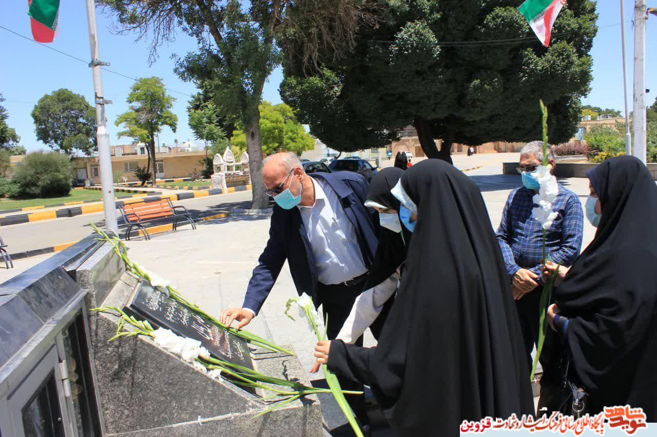 دختران شاهد گلزار شهدای قزوین را گلباران کردند دختران شاهد گلزار شهدای قزوین را گلباران کردند