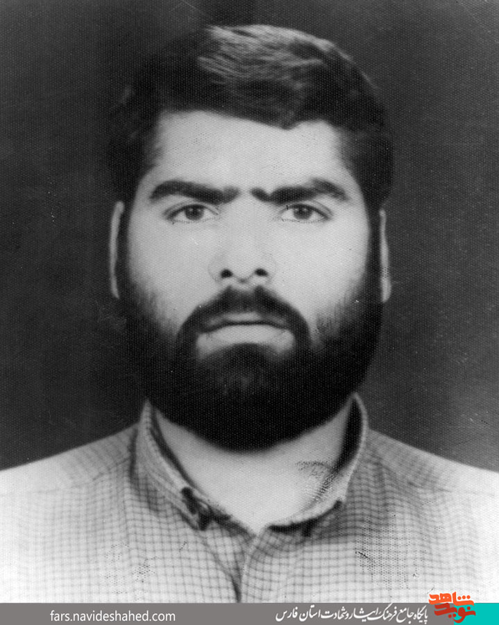 سرخی لباس سبز یک پاسدار