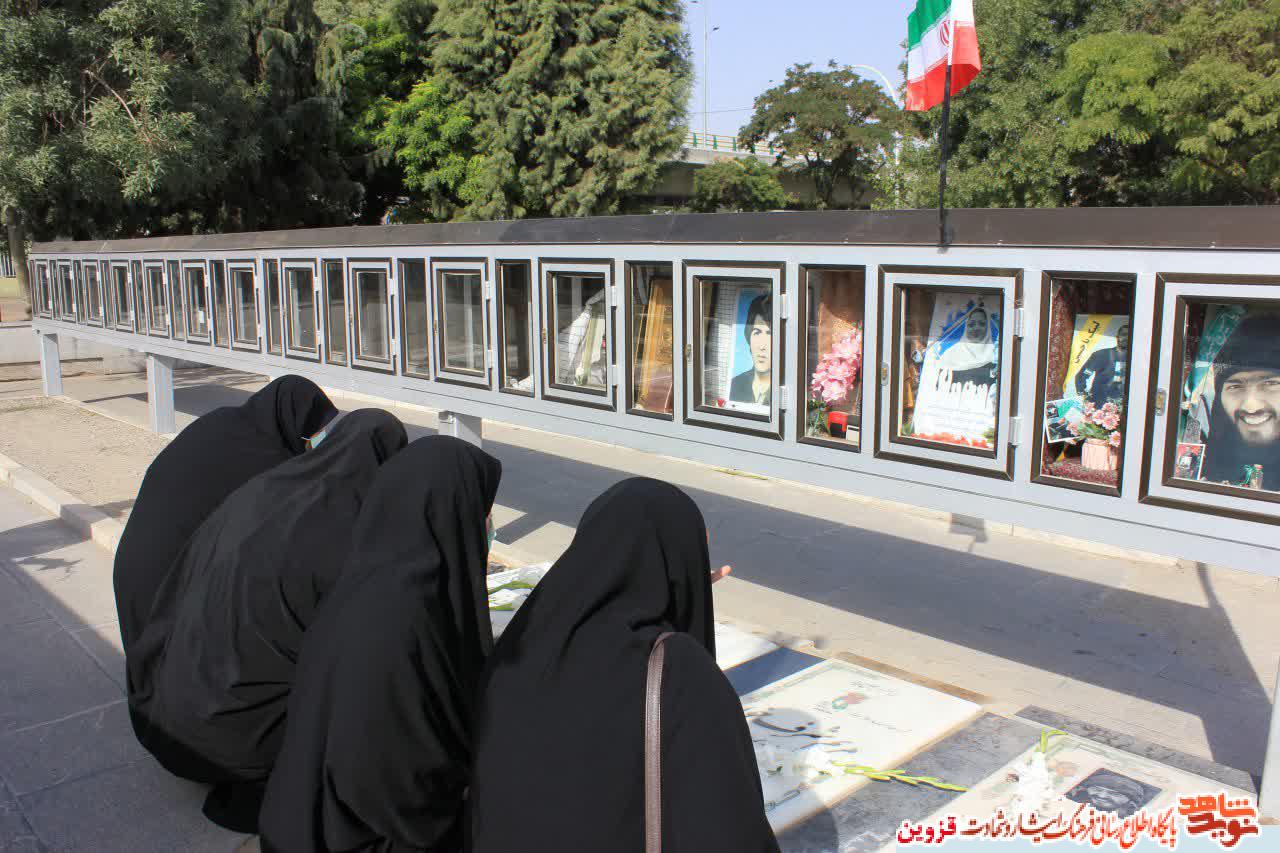 کارکنان بنیاد قزوین به مقام والای شهدا ادای احترام کردند